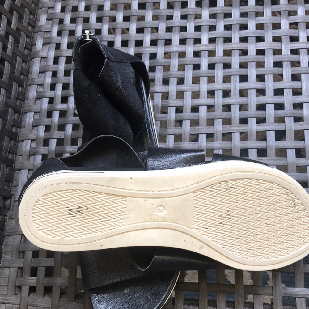 Black Eileen Fisher flat shoes. - Picture 3 of 4